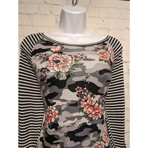 Absolutely Famous stretchy tshirt size medium - Picture 2 of 3